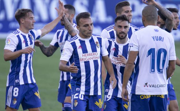 Los jugadores de la Deportiva celebran un gol.