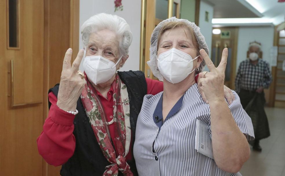 Trinidad Azucena y María Ángeles, las primeras en recibir la vacuna en la provincia de León, muestran su alegría.