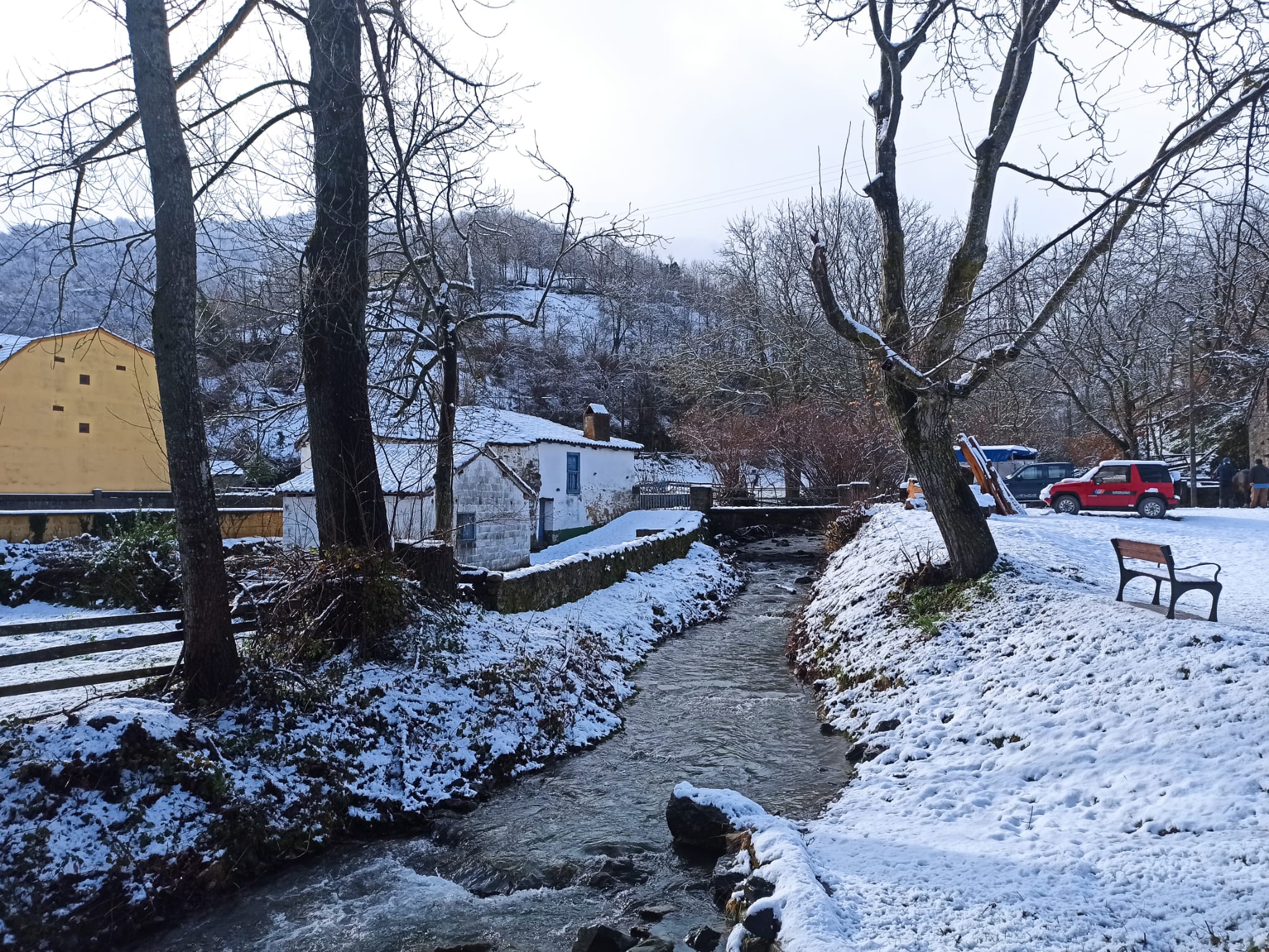 La nieve obliga a utilizar cadenas en dos puntos de la red principal de León y corta cuatro de la red de secundaria en León y Burgos. 