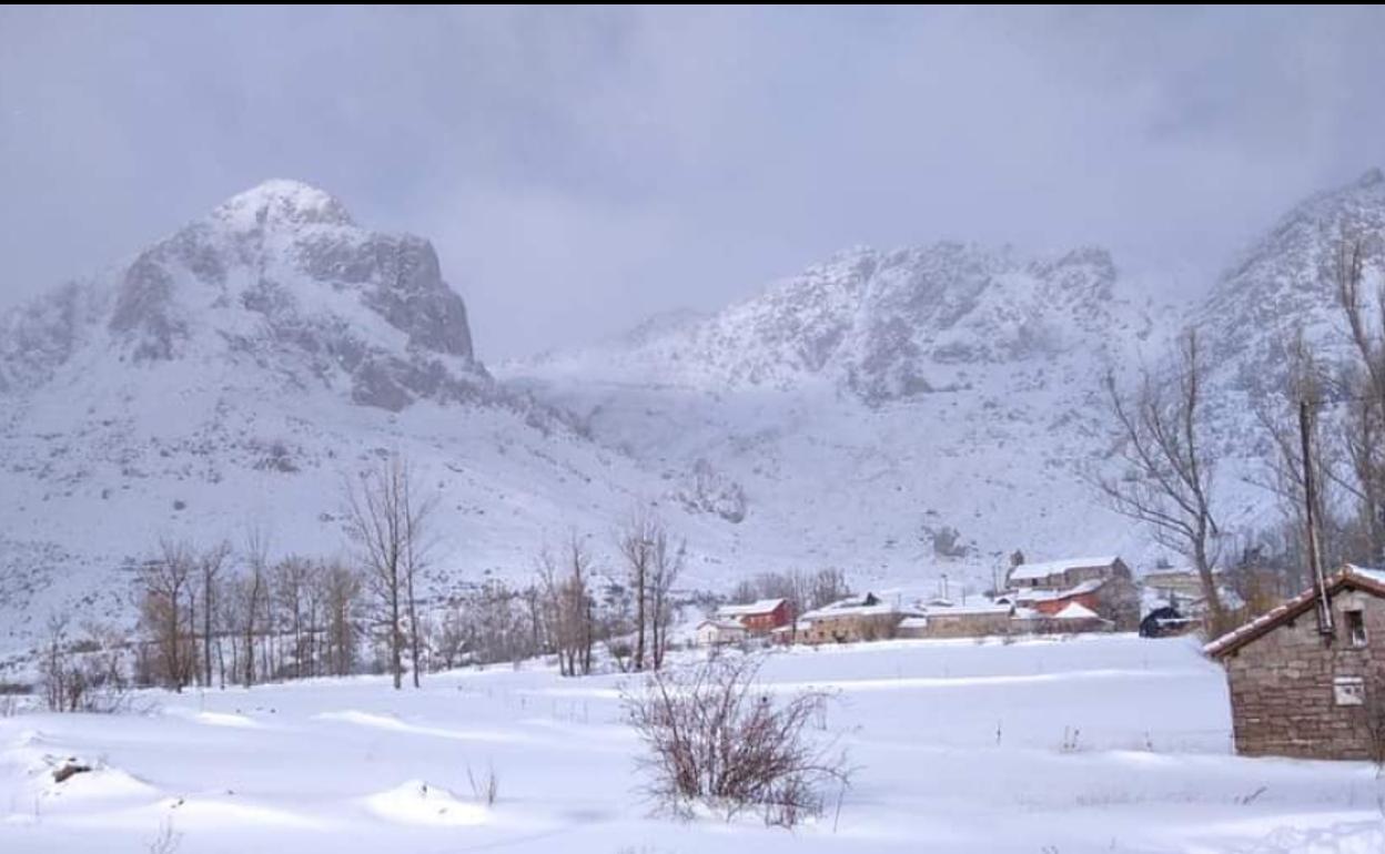 La nieve regresa estos días a la montaña leonesa.