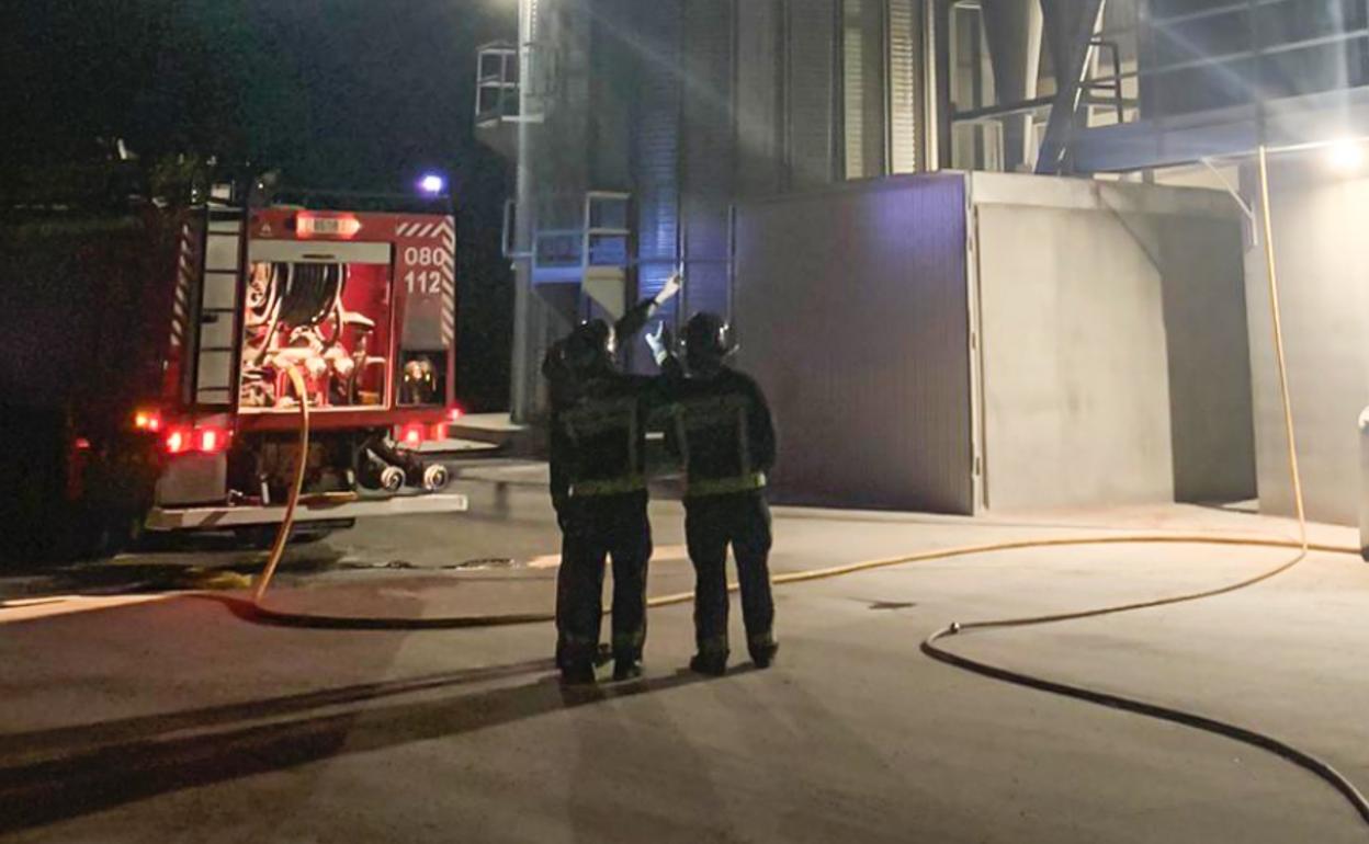 Actuación de los Bomberos de León en el secadero de Villacelama.