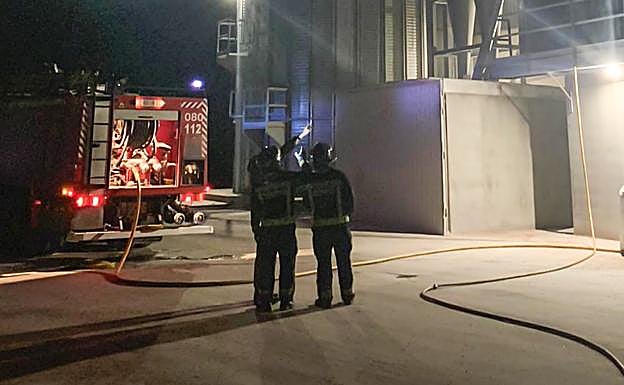 El incendio en un secadero de maíz de Villacelama obliga a intervenir a los Bomberos de León