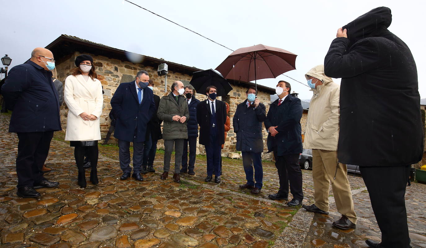 La localidad leonesa recibió la visita de las autoridades eclesiásticas y políticas para este acto simbólico.