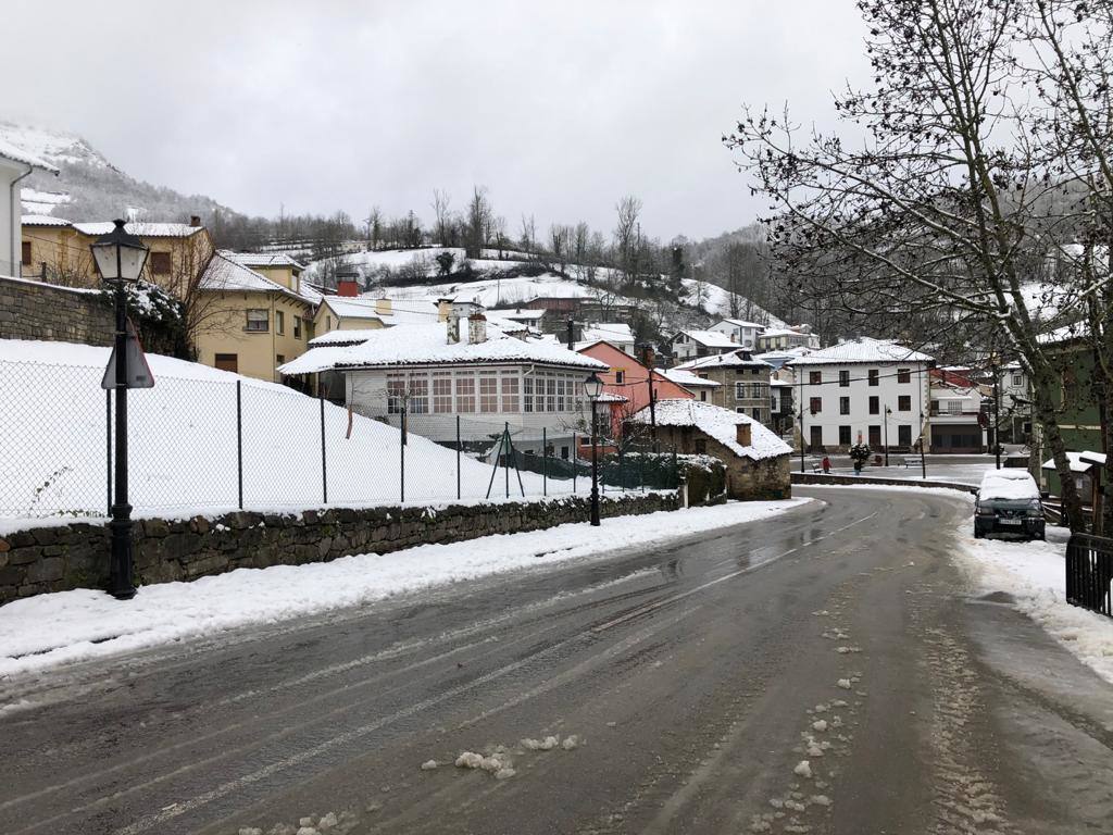 Fotos: Picos de Europa comienza el año bajo la nieve