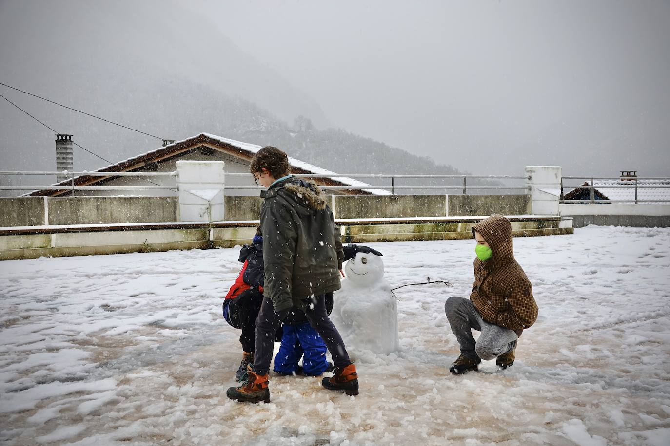 Fotos: Picos de Europa comienza el año bajo la nieve