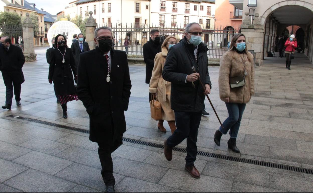 El alcalde de Ponferarda acude con la corporación a la Misa de Año Nuevo.