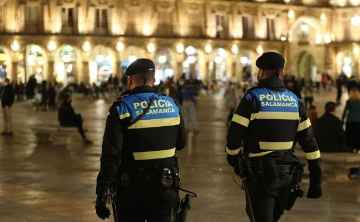 Dos agentes de la Policía Local de Salamanca en la palza Mayor.