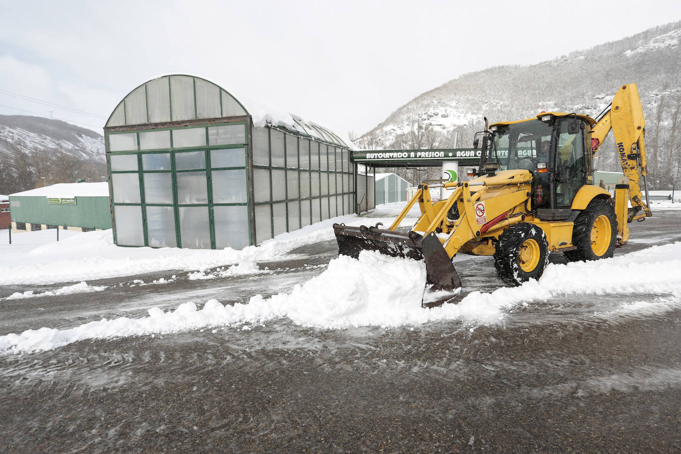 La jornada deja imágenes de nieve en un recorrido por las localidades cercanas al Puerto de Pajares.