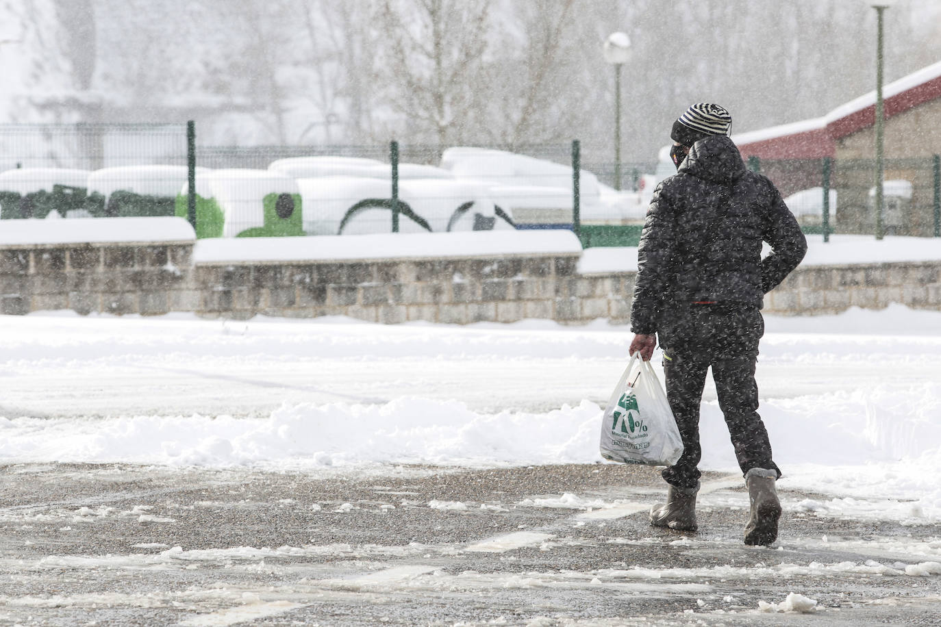 La jornada deja imágenes de nieve en un recorrido por las localidades cercanas al Puerto de Pajares.