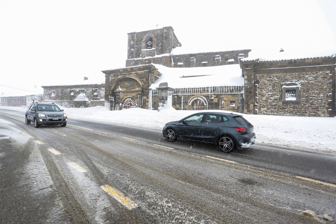 La jornada deja imágenes de nieve en un recorrido por las localidades cercanas al Puerto de Pajares.