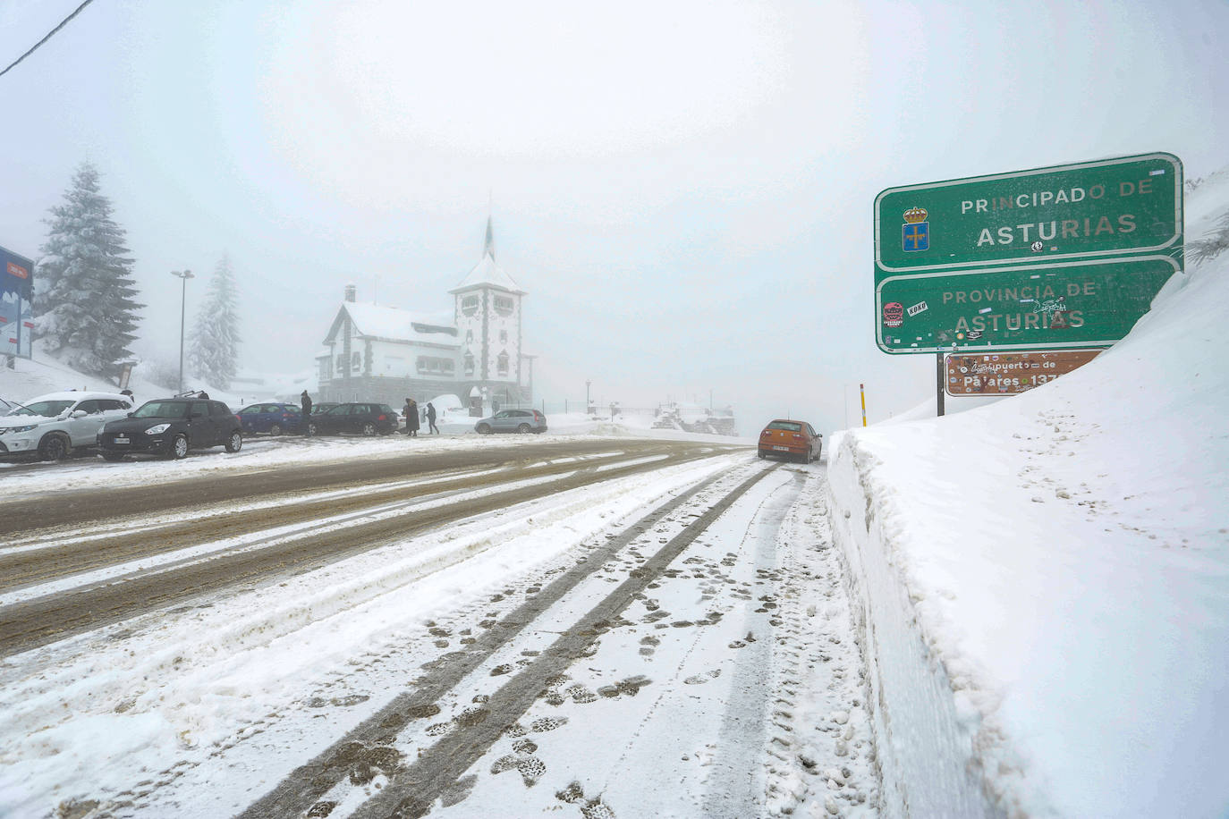 La jornada deja imágenes de nieve en un recorrido por las localidades cercanas al Puerto de Pajares.