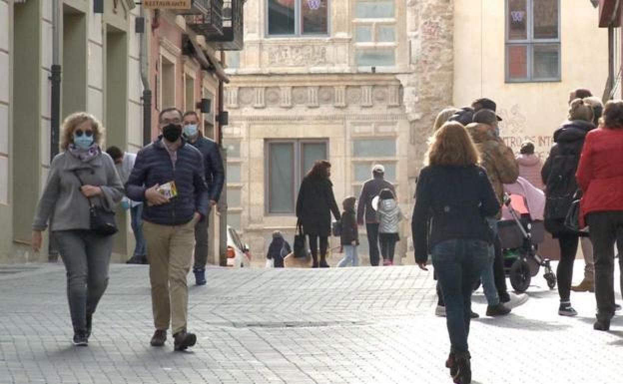 La gente con mascarilla por las calles de León.