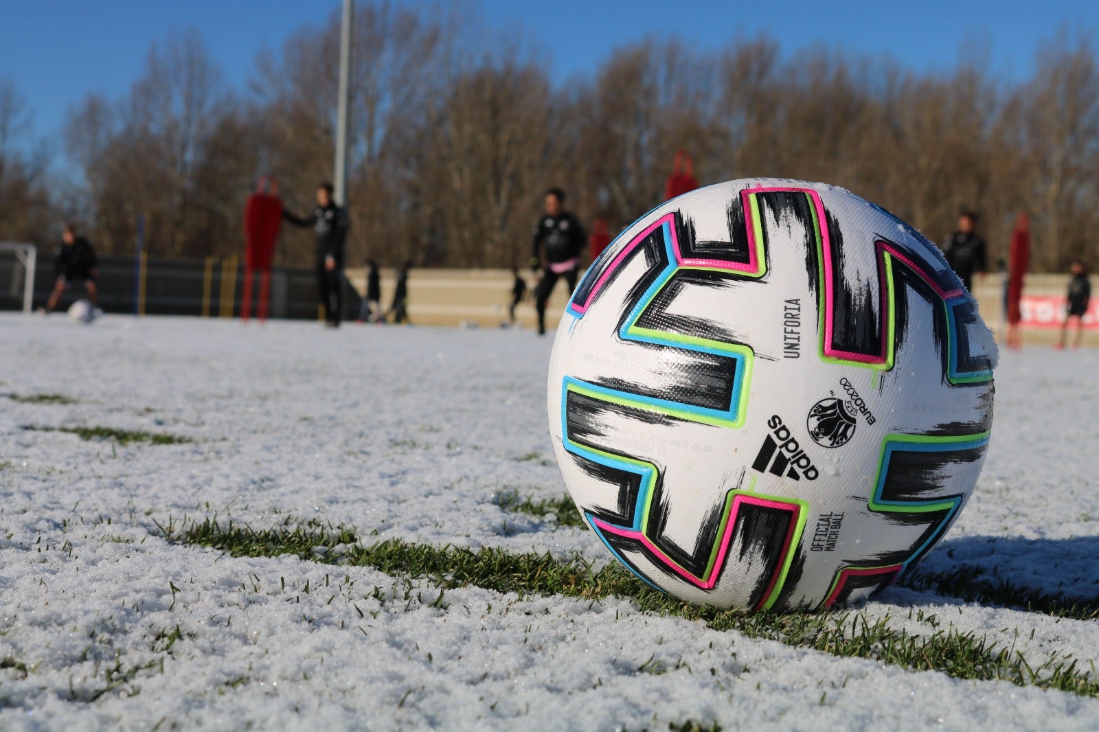 Los copos caídos de madrugada han afectado al trabajo del equipo leonés.