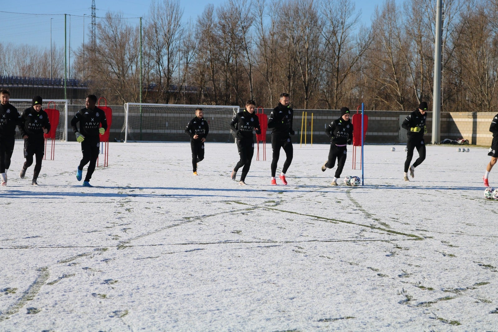 Los copos caídos de madrugada han afectado al trabajo del equipo leonés.