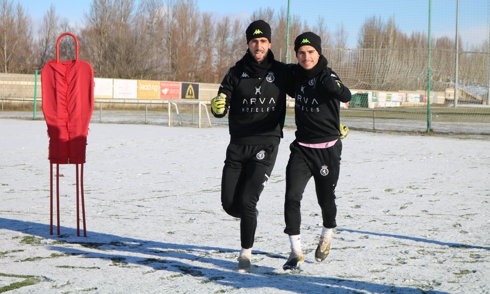 Los copos caídos de madrugada han afectado al trabajo del equipo leonés.