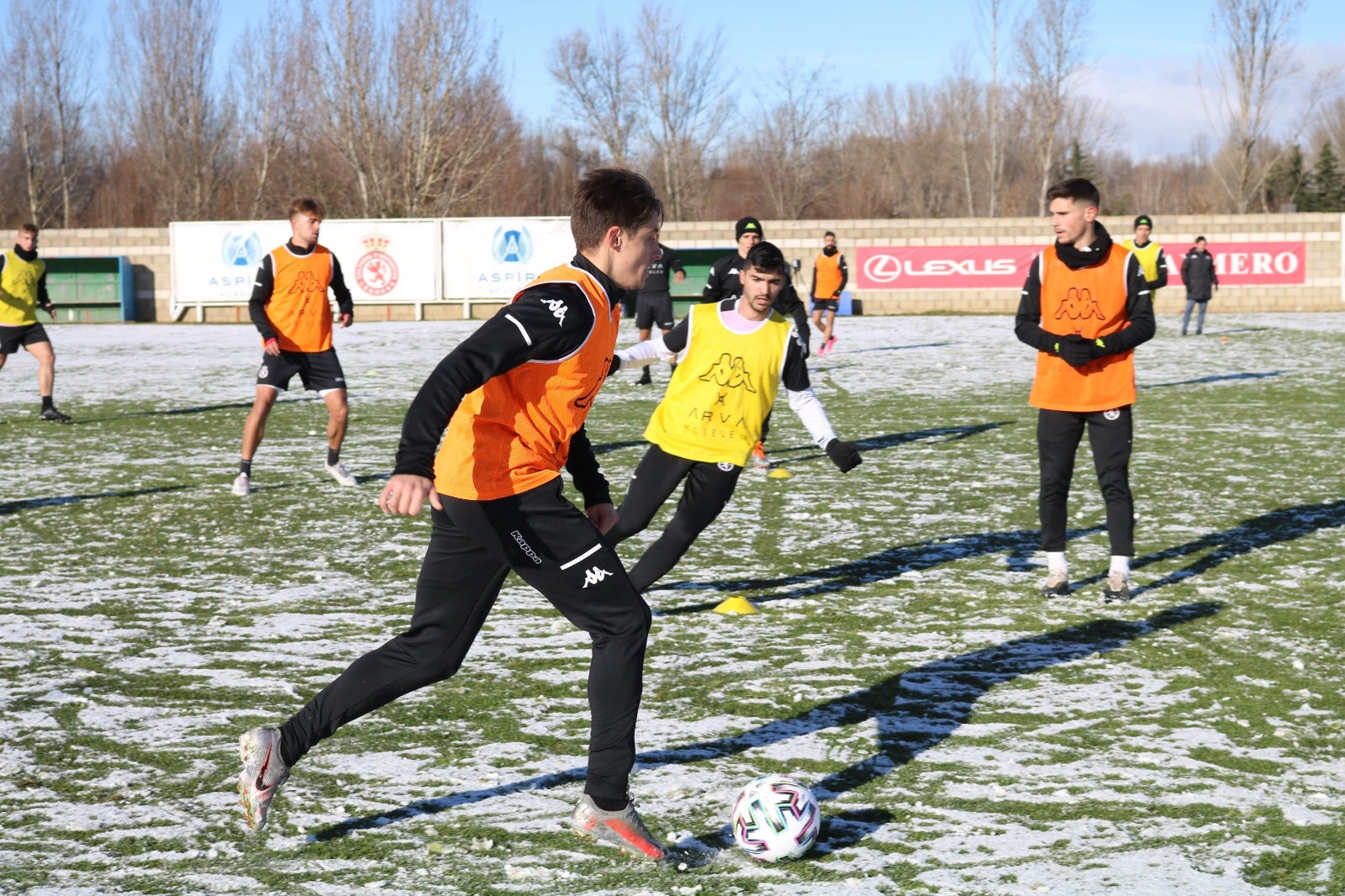 Los copos caídos de madrugada han afectado al trabajo del equipo leonés.