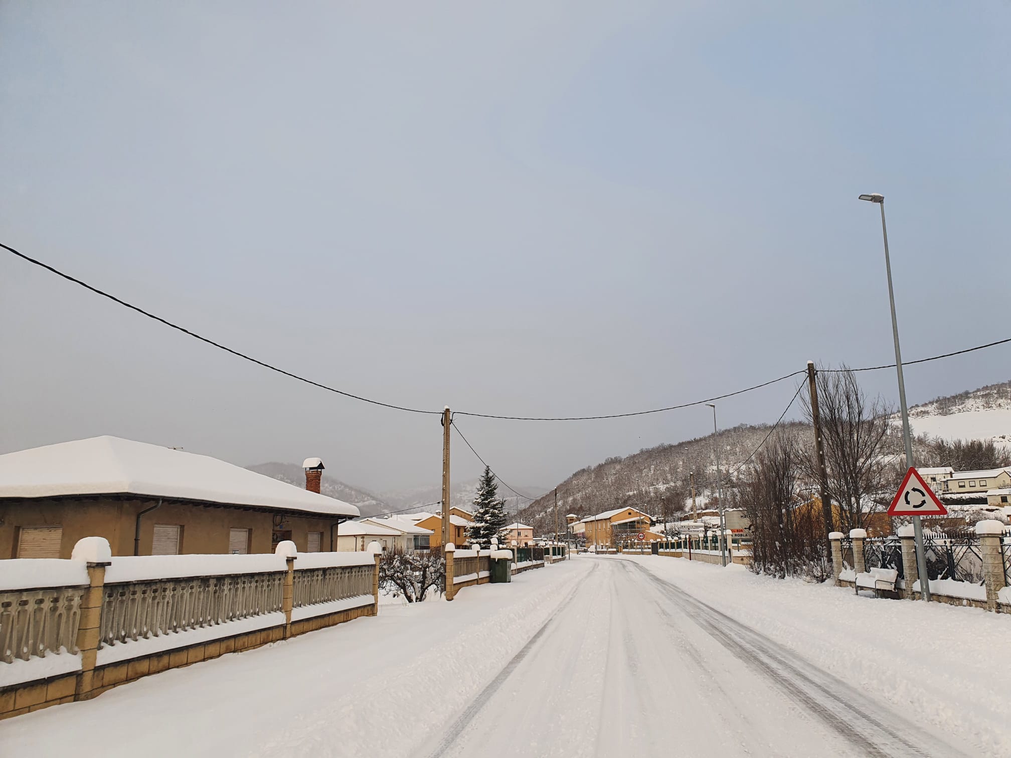 Diferentes municipios en cotas más altas han amanecido bajo una espesa manta de nieve que cubre calles y carreteras.