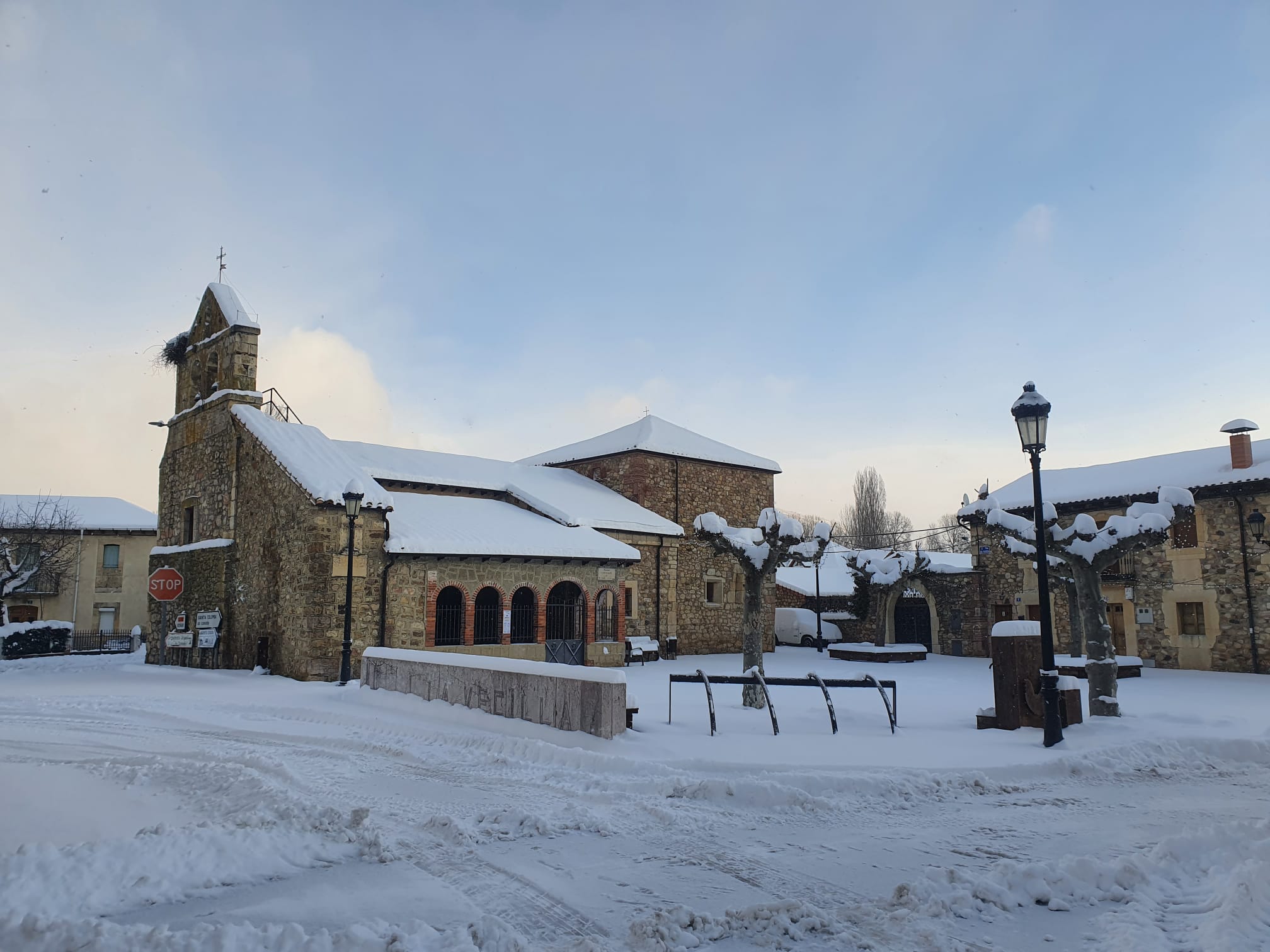 Diferentes municipios en cotas más altas han amanecido bajo una espesa manta de nieve que cubre calles y carreteras.