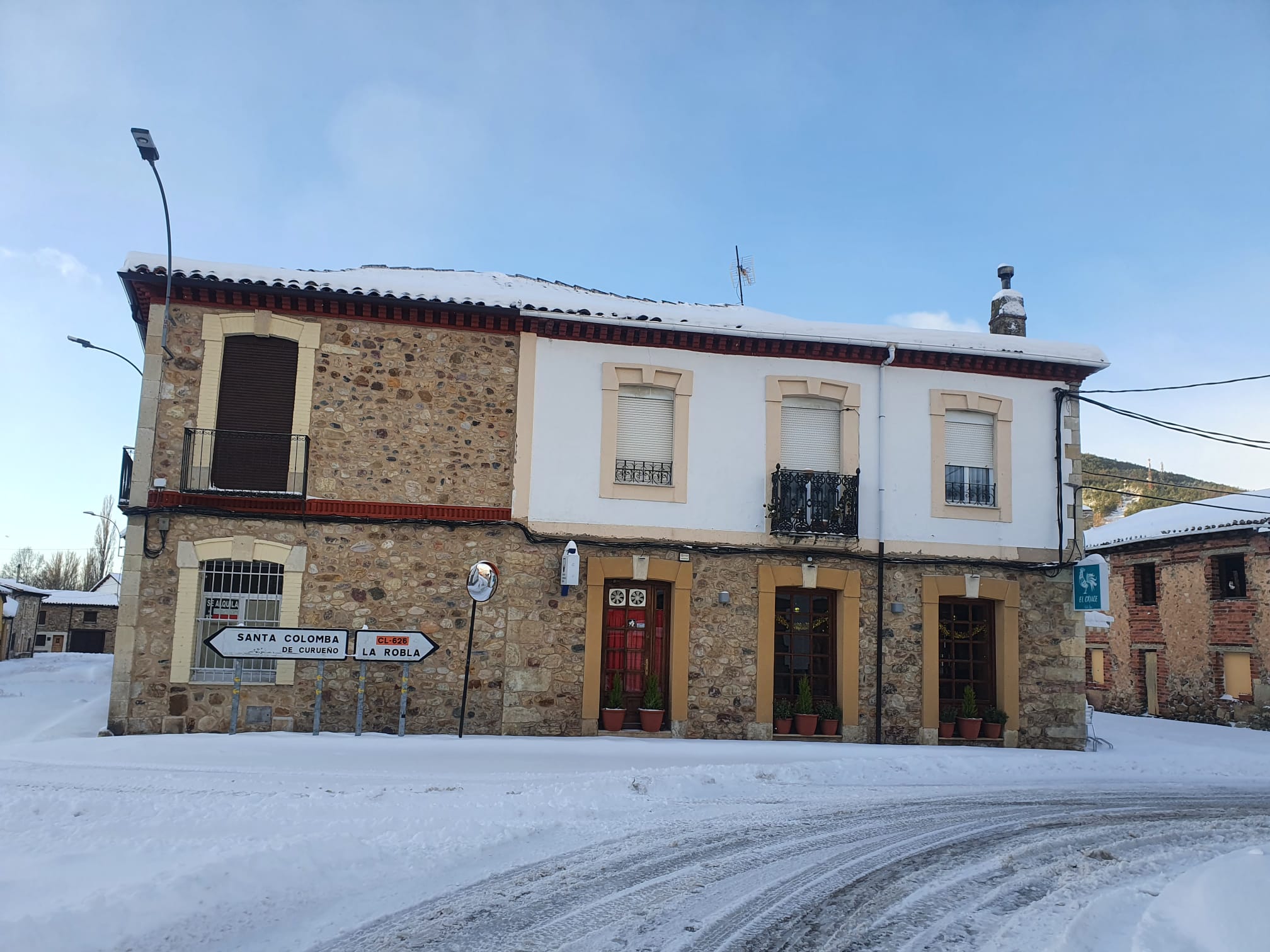 Diferentes municipios en cotas más altas han amanecido bajo una espesa manta de nieve que cubre calles y carreteras.