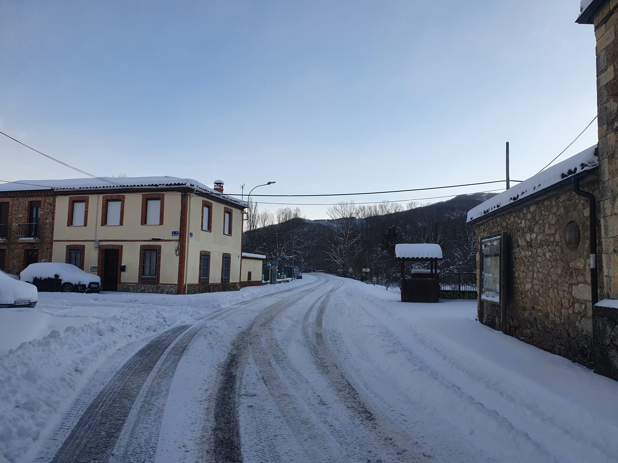 Diferentes municipios en cotas más altas han amanecido bajo una espesa manta de nieve que cubre calles y carreteras.