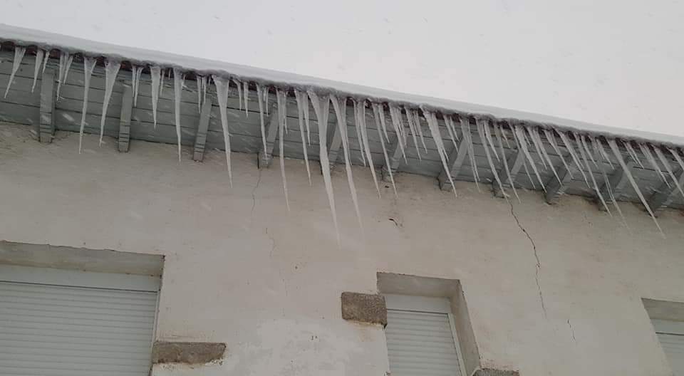 Diferentes municipios en cotas más altas han amanecido bajo una espesa manta de nieve que cubre calles y carreteras.