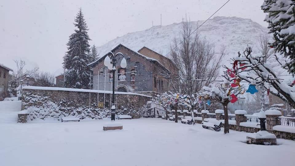 Diferentes municipios en cotas más altas han amanecido bajo una espesa manta de nieve que cubre calles y carreteras.