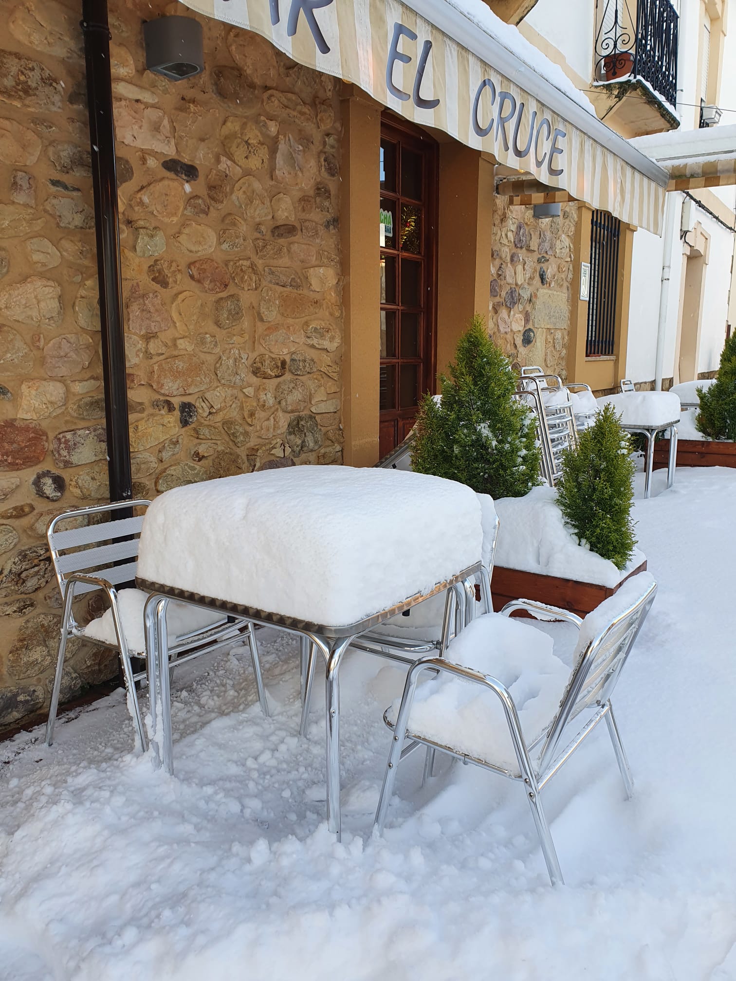 Diferentes municipios en cotas más altas han amanecido bajo una espesa manta de nieve que cubre calles y carreteras.