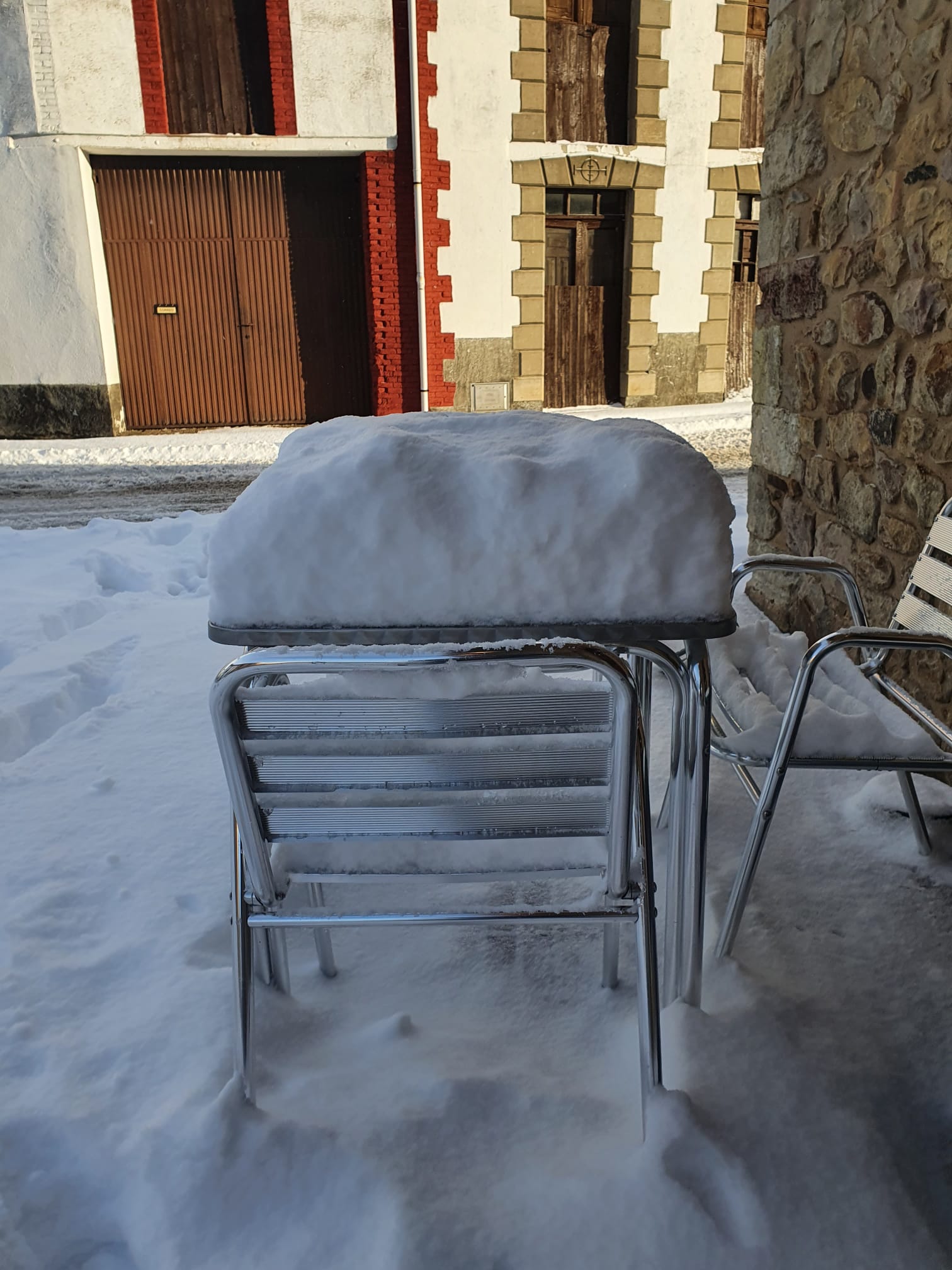 Diferentes municipios en cotas más altas han amanecido bajo una espesa manta de nieve que cubre calles y carreteras.