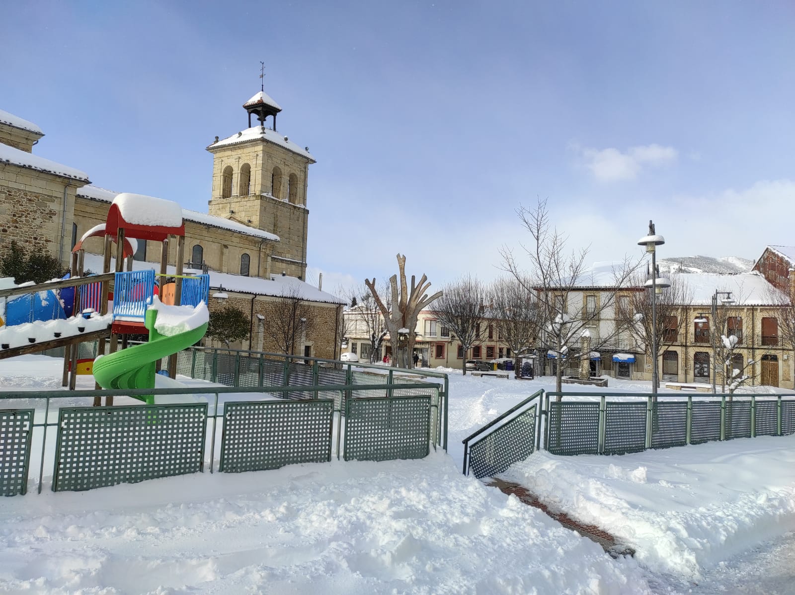 Diferentes municipios en cotas más altas han amanecido bajo una espesa manta de nieve que cubre calles y carreteras.