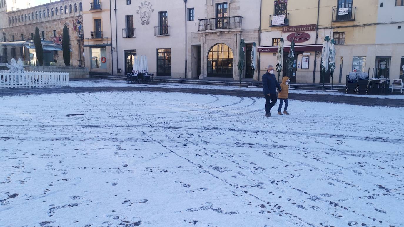 La ciudad se cubre de un manto blanco tras los copos caídos durante la madrugada.