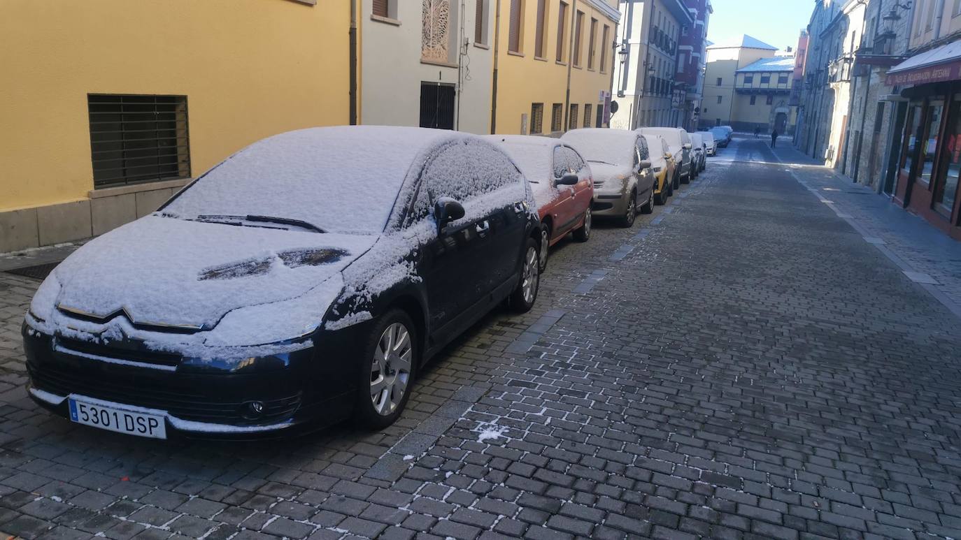 La ciudad se cubre de un manto blanco tras los copos caídos durante la madrugada.