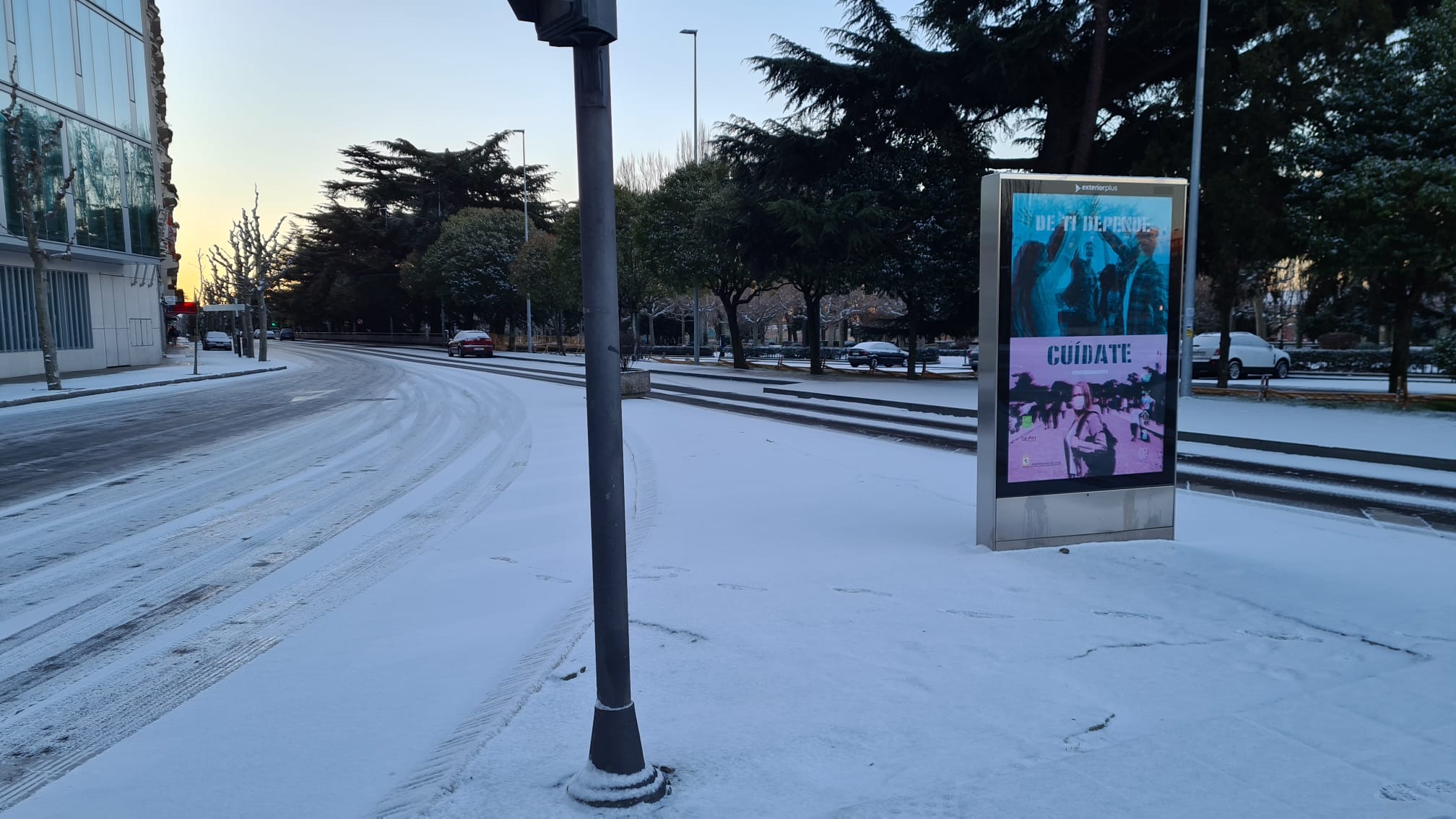 La ciudad se cubre de un manto blanco tras los copos caídos durante la madrugada.