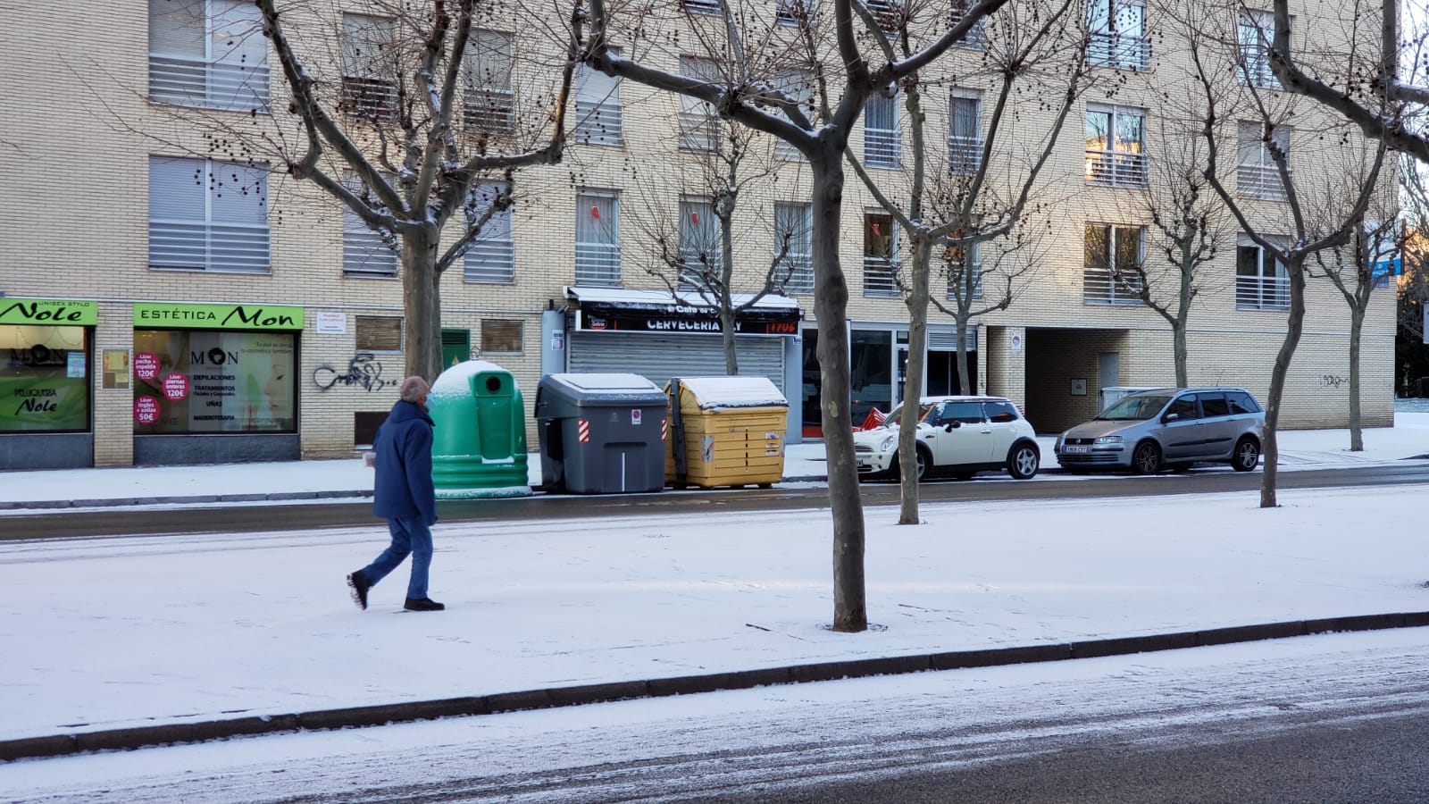 La ciudad se cubre de un manto blanco tras los copos caídos durante la madrugada.