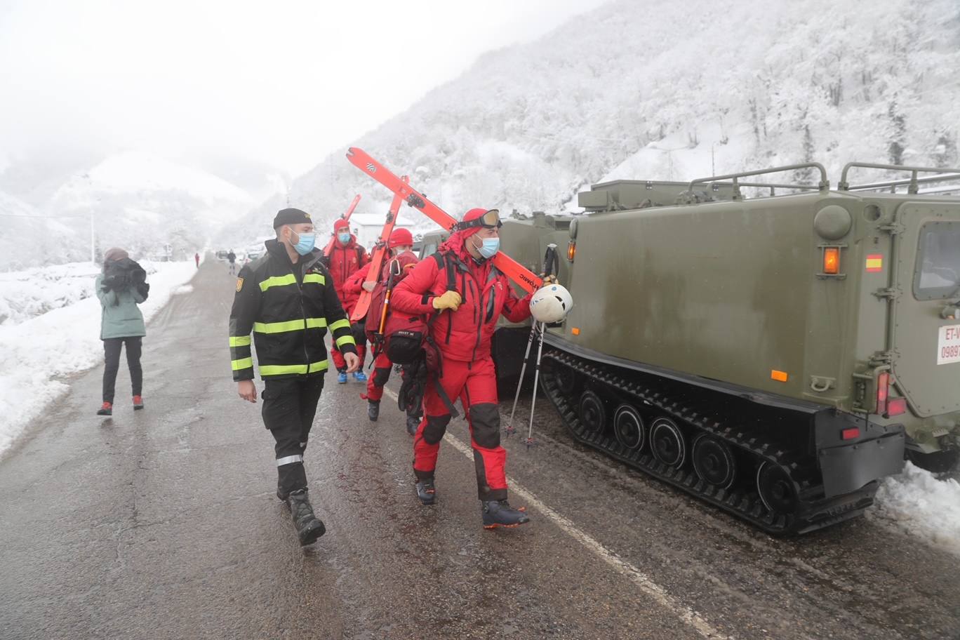 La Unidad Militar de Emergencias (UME), con dos batallones de 25 personas cada uno, un grupo cinológico, un grupo especial de montaña, una cuña y un vehículo oruga, se han sumado este sábado al dispositivo de búsqueda que trata de localizar a uno de los dos operarios de una quitanieves sepultados bajo un alud en el puerto de San Isidro. El cuerpo del otro, fue encontrado tras ocho horas de intenso rastreo.