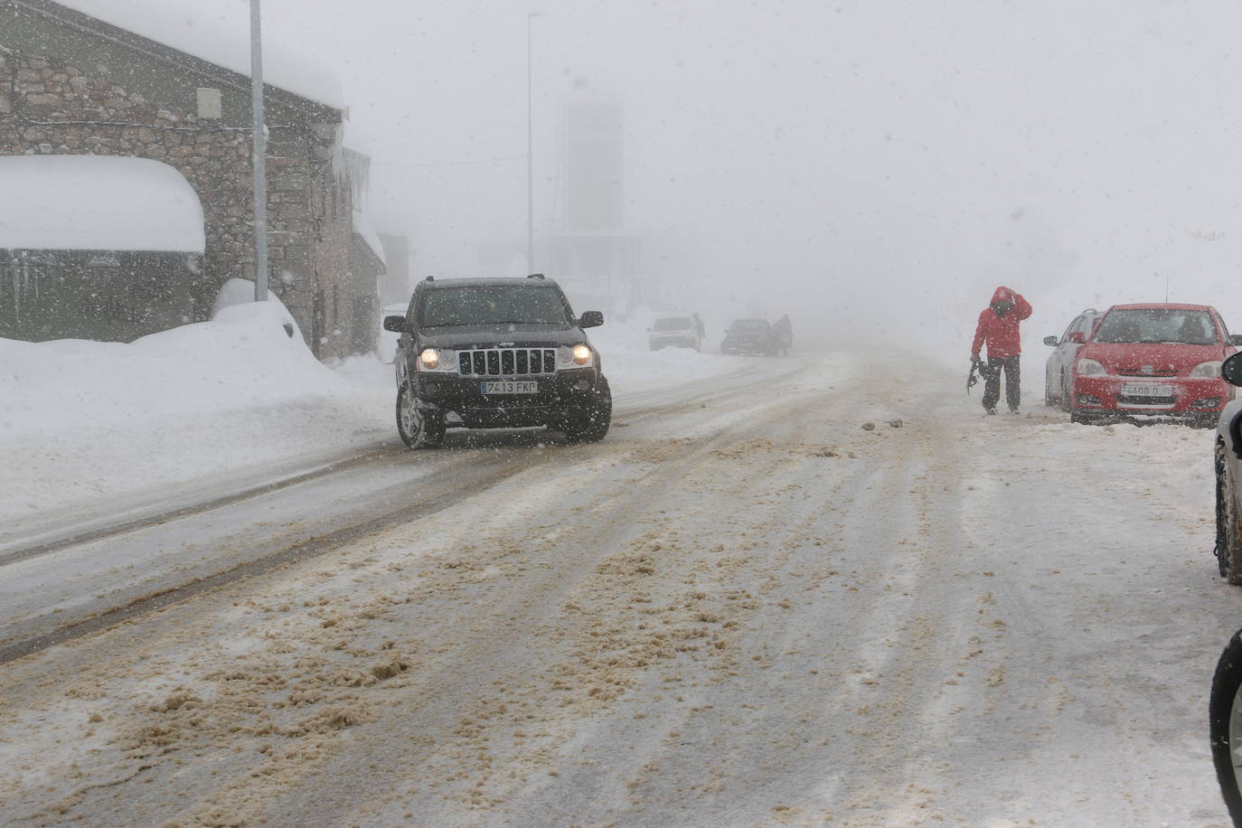 Las continuas nevadas afectan al tráfico de todo tipo de vehículos y mantienen activas a las quitanieves.