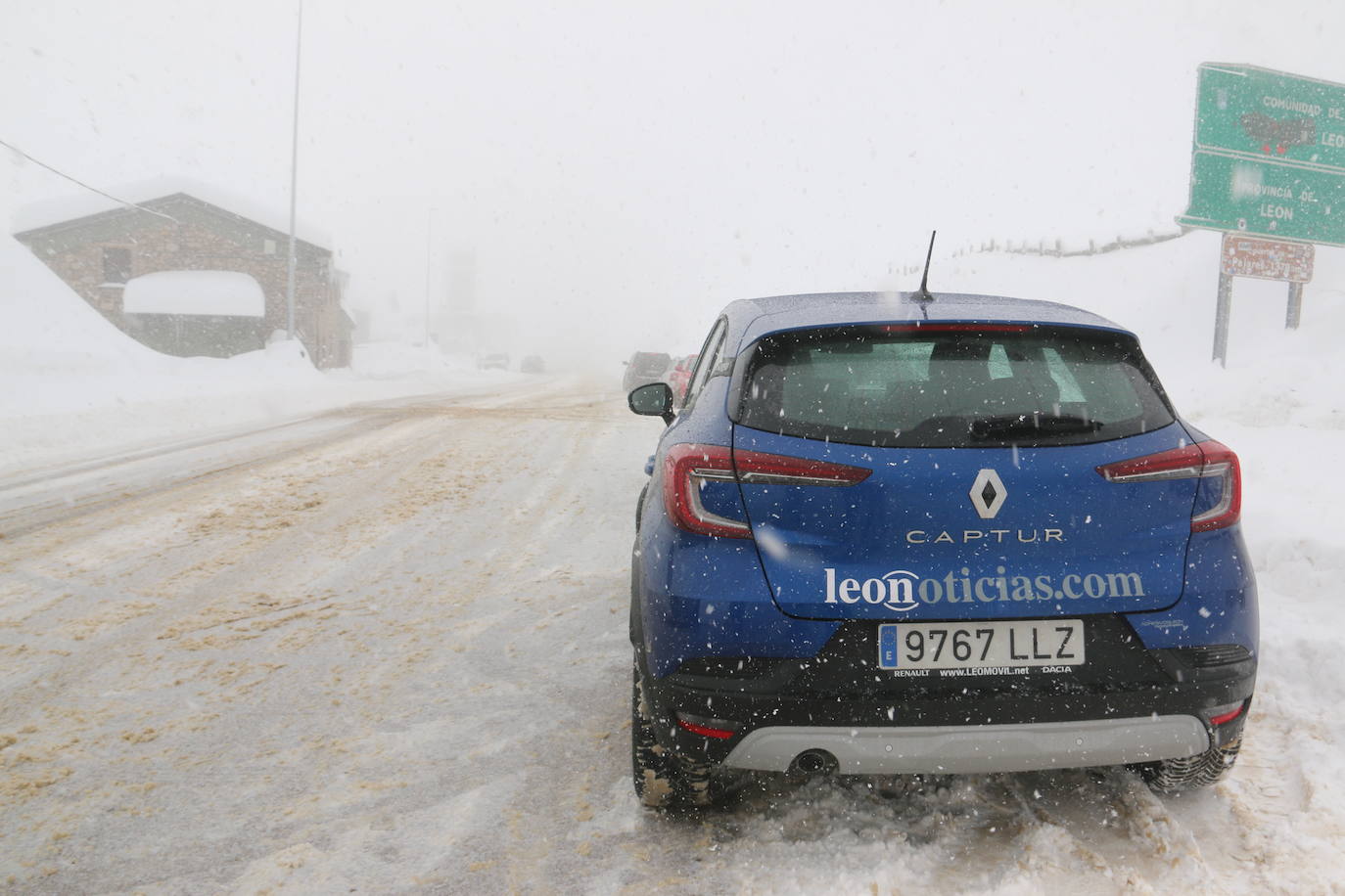 Las continuas nevadas afectan al tráfico de todo tipo de vehículos y mantienen activas a las quitanieves.