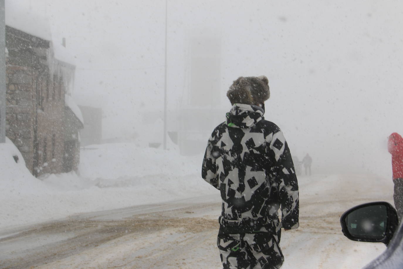 Las continuas nevadas afectan al tráfico de todo tipo de vehículos y mantienen activas a las quitanieves.