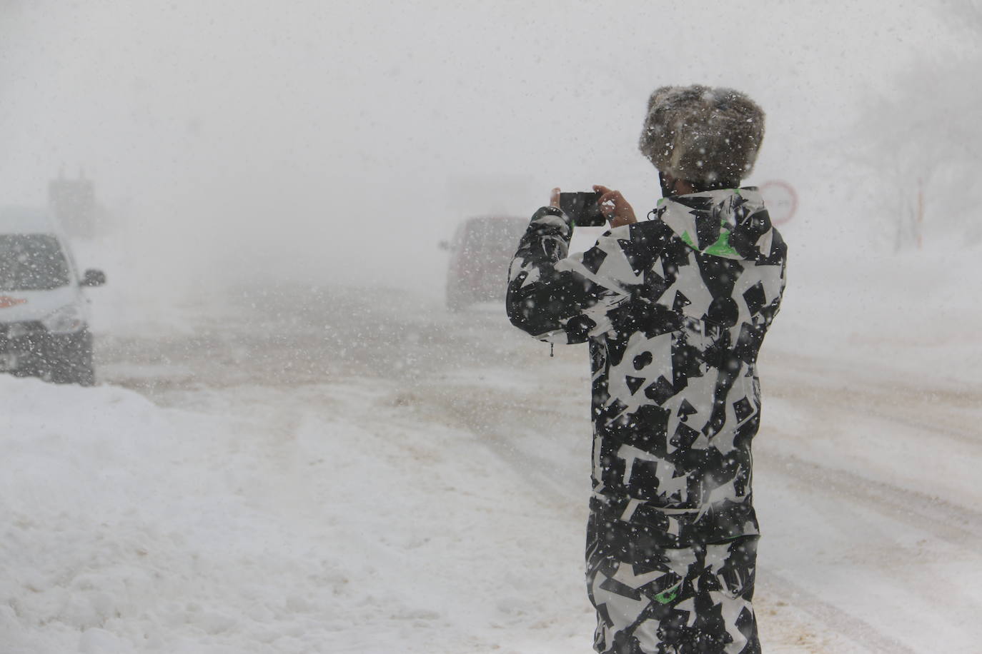 Las continuas nevadas afectan al tráfico de todo tipo de vehículos y mantienen activas a las quitanieves.