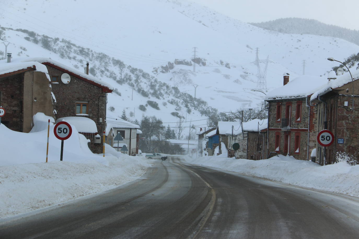 Las continuas nevadas afectan al tráfico de todo tipo de vehículos y mantienen activas a las quitanieves.