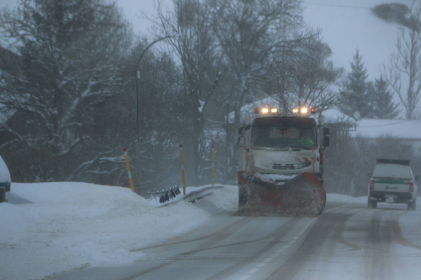 Las continuas nevadas afectan al tráfico de todo tipo de vehículos y mantienen activas a las quitanieves.