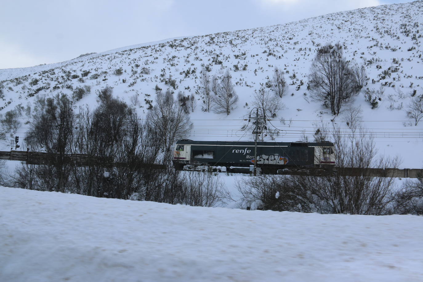 Las continuas nevadas afectan al tráfico de todo tipo de vehículos y mantienen activas a las quitanieves.