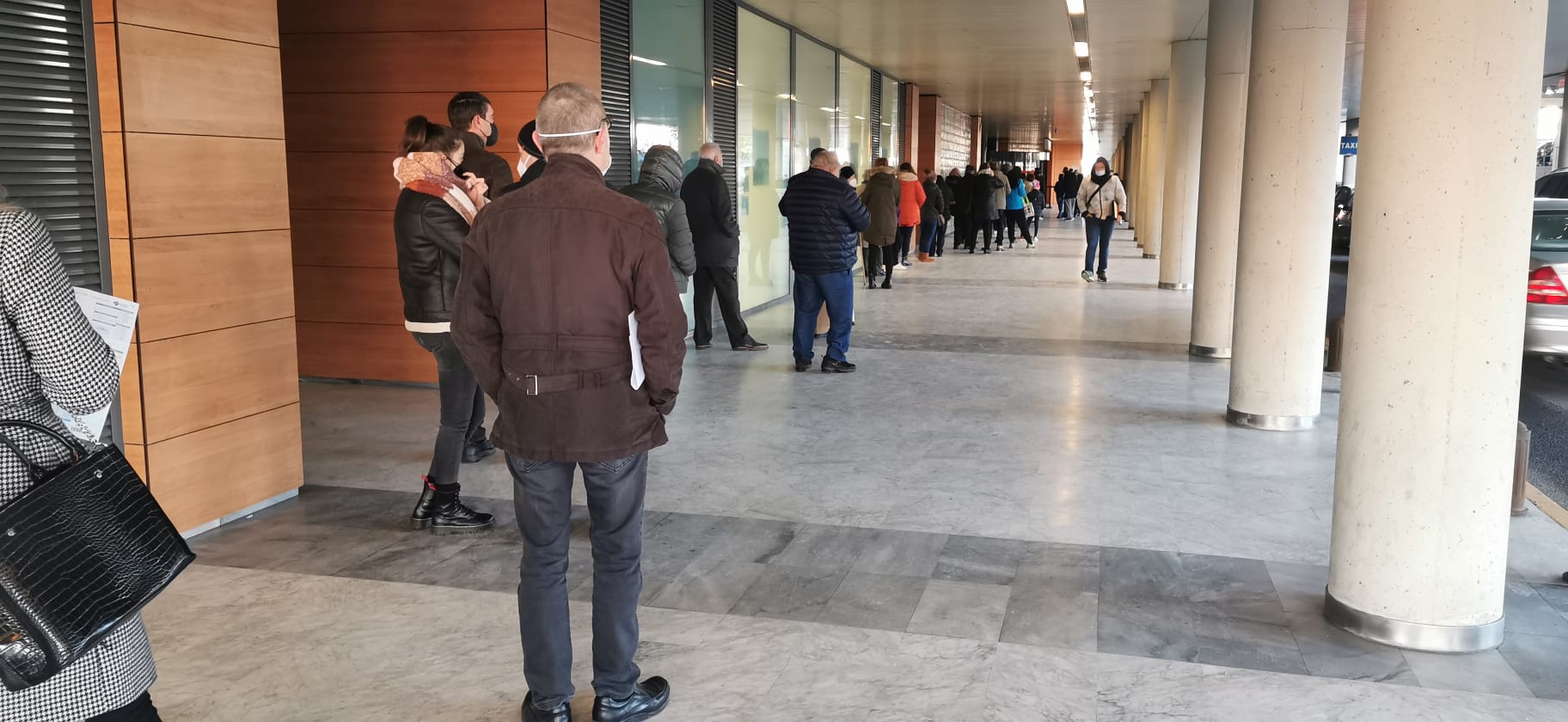 Los pacientes que deben realizarse analíticas por todo tipo de patologías en el exterior esperan durante más de una hora a temperaturas bajo cero para poder atendidos | «Hay gente que viene a las siete de la mañana para esperar el inicio de los análisis a las ocho». 