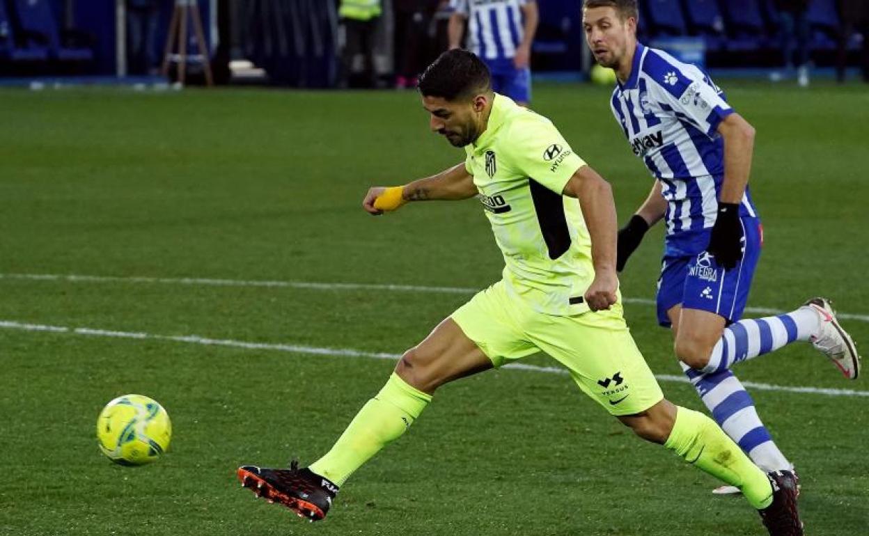 Luis Suárez remata para dar la victoria al Atlético frente al Alavés. 