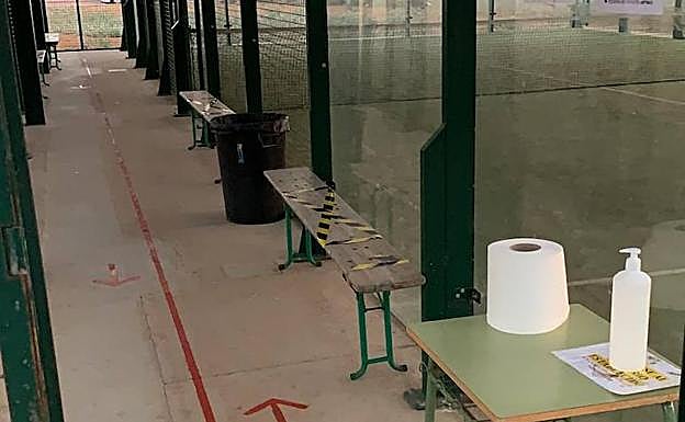 Protocolos por la pandemia en la pista de pádel.
