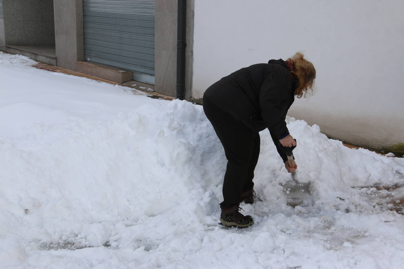 El norte vive una jornada bajo la nieve a la espera de una pequeña tregua.