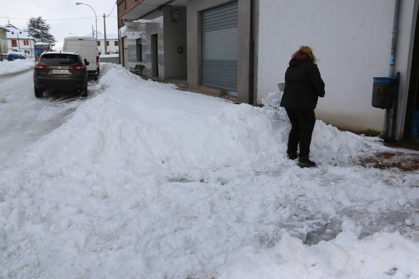 El norte vive una jornada bajo la nieve a la espera de una pequeña tregua.