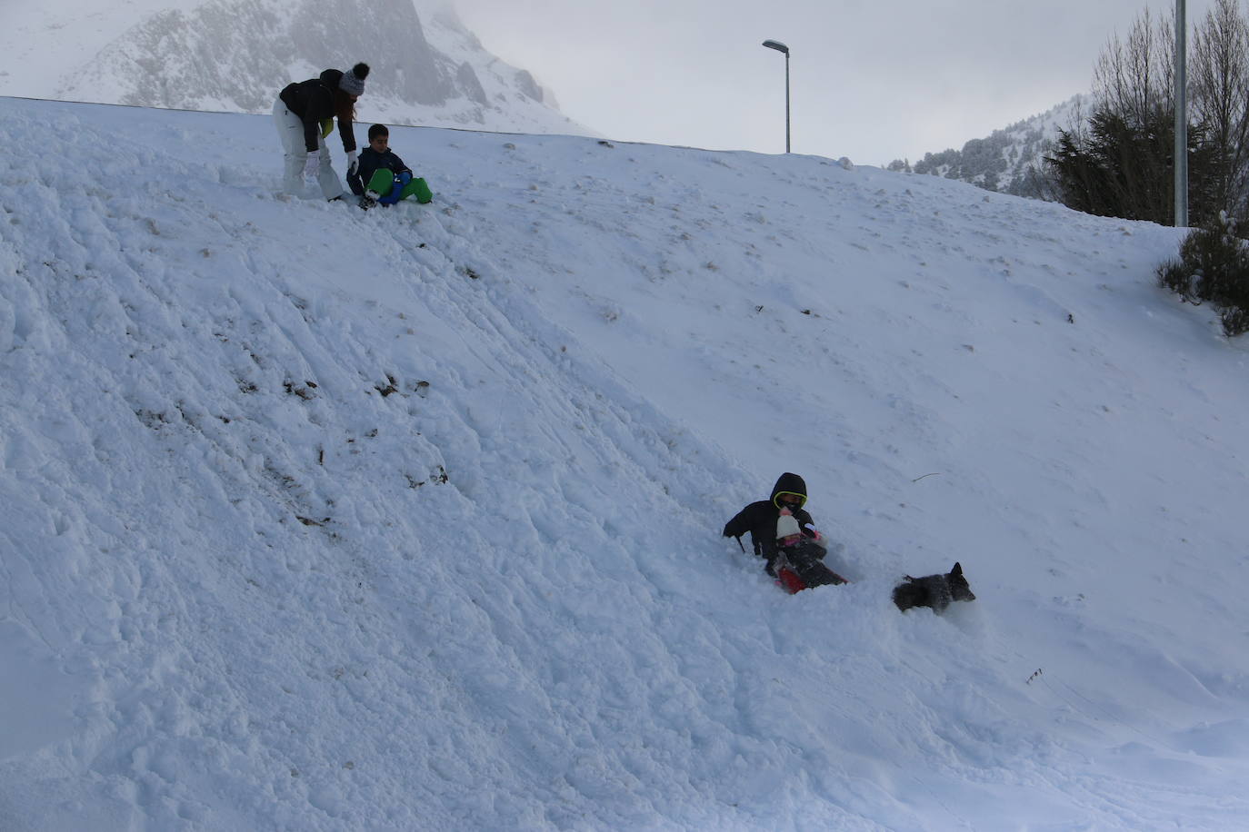 El norte vive una jornada bajo la nieve a la espera de una pequeña tregua.