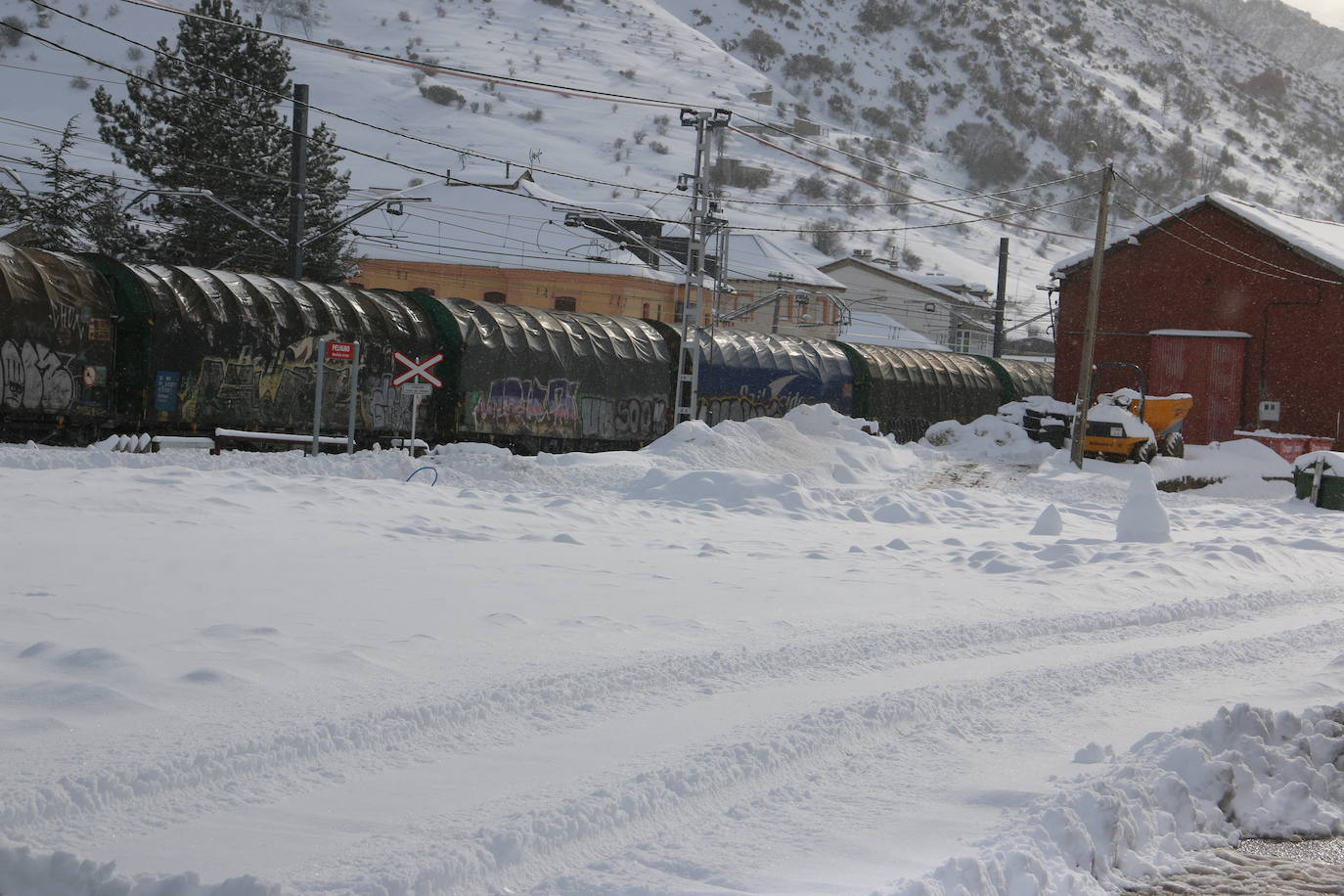 El norte vive una jornada bajo la nieve a la espera de una pequeña tregua.