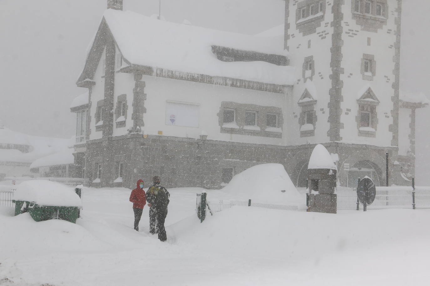 El norte vive una jornada bajo la nieve a la espera de una pequeña tregua.