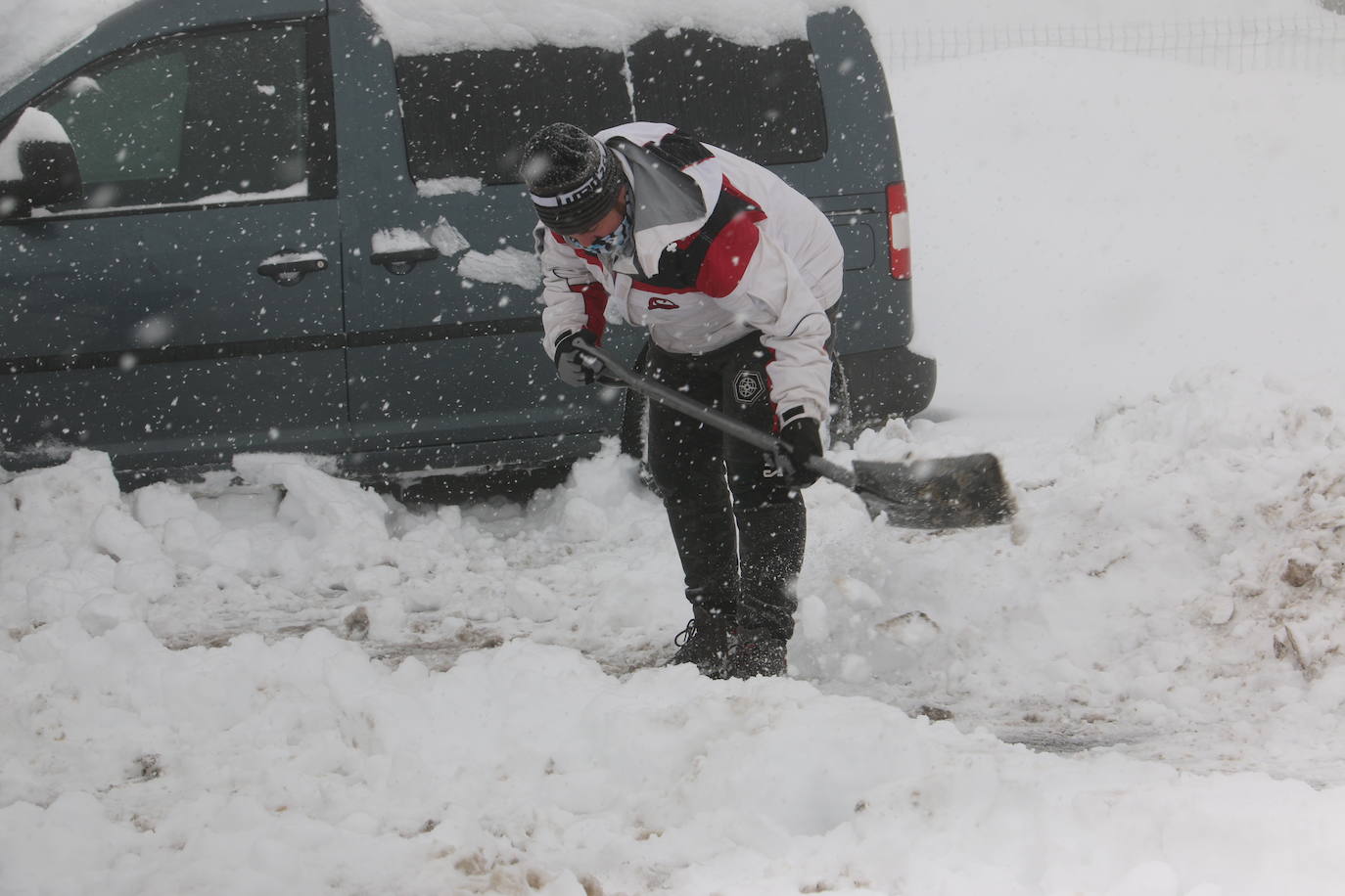 El norte vive una jornada bajo la nieve a la espera de una pequeña tregua.